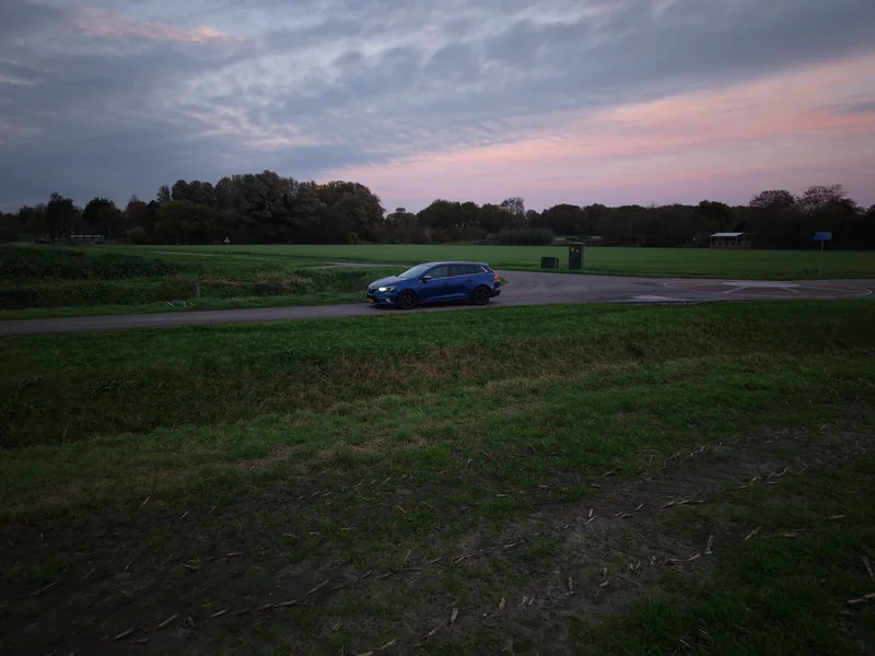 De blauwe Renault Mégane in een open landschap