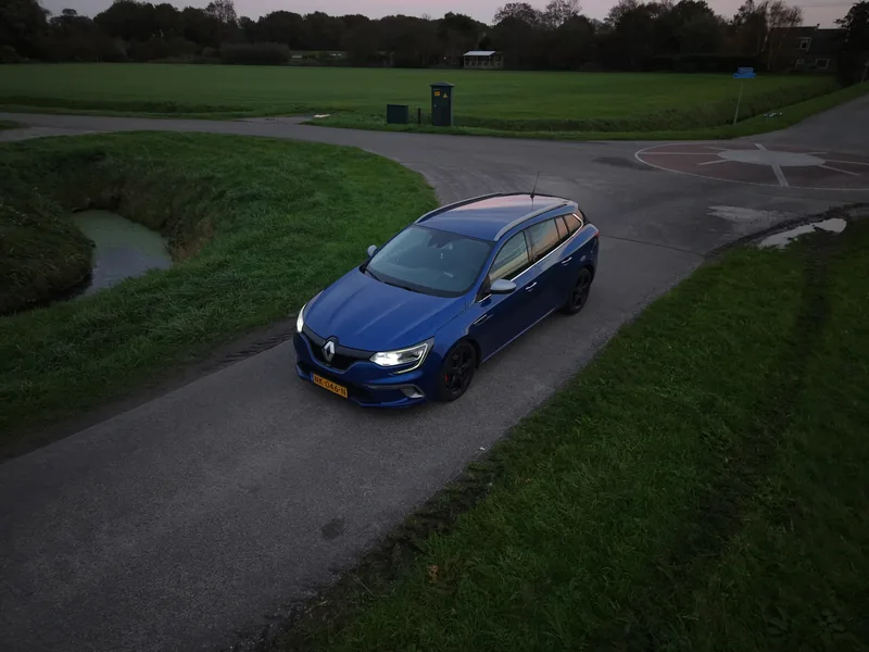 Renault Mégane schuin van voren in het avondlicht