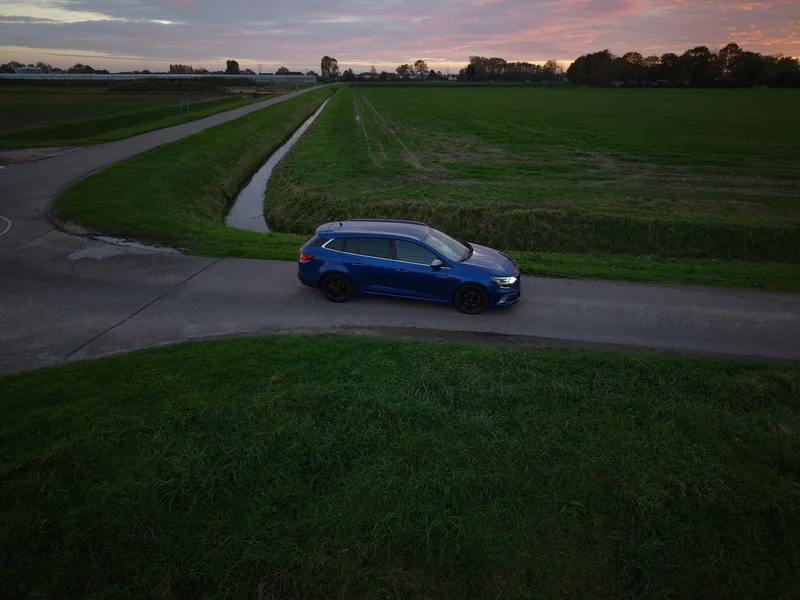 Zijaanzicht uit de Renault-autoshoot van Airgraphics